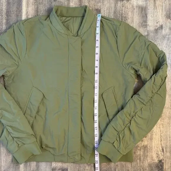 Lululemon Women’s Warm Two Ways Reversible PrimaLoft Bomber Jacket Mossy Size 8 - Picture 7 of 10